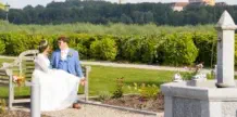Brautpaar auf Schloss Luberegg mit Stift Melk im Hintergrund