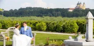 Brautpaar auf Schloss Luberegg mit Stift Melk im Hintergrund