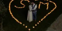 Nachtaufnahme Brautpaar auf Schloss Luberegg eingefangen durch Fotograf Wedding Paradise aus Niederösterreich