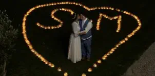 Nachtaufnahme Brautpaar auf Schloss Luberegg eingefangen durch Fotograf Wedding Paradise aus Niederösterreich