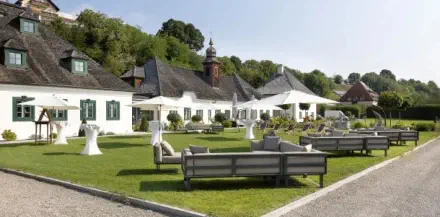 Außenaufnahme Agape auf Schloss Luberegg abgelichtet von Fotograf Wedding Paradise aus Niederösterreich