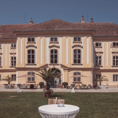 Außenaufnahme von Hochzeitslocation Schloss Margarethen am Moos eingefangen von Fotograf Wedding Paradise aus Niederösterreich
