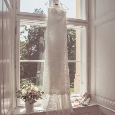 Brautkleid bei Getting Ready im Schloss Margarethen am Moos dokumentiert von Fotograf Wedding Paradise