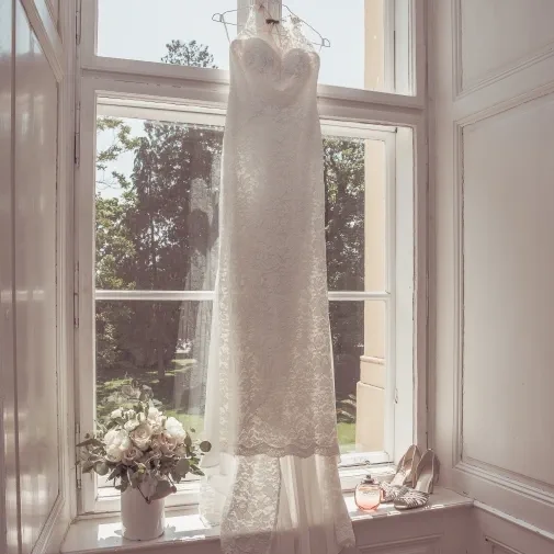 Brautkleid bei Getting Ready im Schloss Margarethen am Moos dokumentiert von Fotograf Wedding Paradise