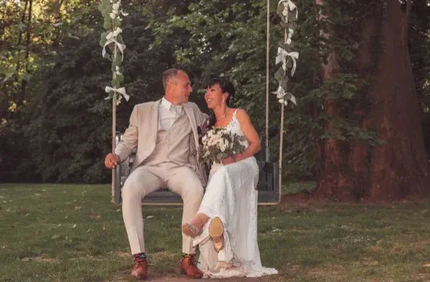 Glückliches Brautpaar auf Schloss Margarethen am Moos abgelichtet durch Fotograf Wedding Paradise