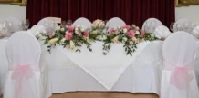 Brautpaartafel in Schloss Miller Aichholz in Wien aufgenommen durch Fotograf Wedding Paradise