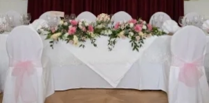 Brautpaartafel in Schloss Miller Aichholz in Wien aufgenommen durch Fotograf Wedding Paradise