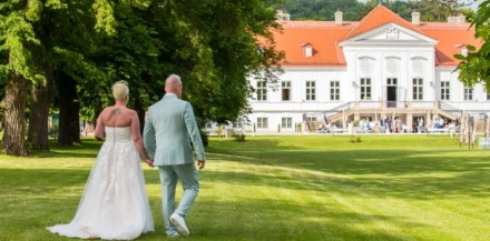 Brautpaarfoto aufgenommen vor Schloss Miller Aichholz von Fotograf Wedding Paradise