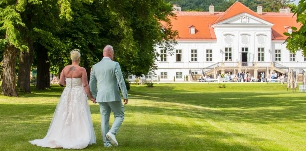 Brautpaarfoto aufgenommen vor Schloss Miller Aichholz von Fotograf Wedding Paradise