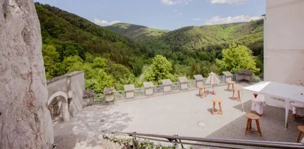 Schlosshof mit Panoramaaussicht auf Schloss Stixenstein