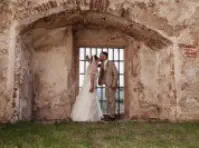 Brautpaarfoto auf Schloss Stixenstein festgehalten von Fotograf Wedding Paradise aus Niederösterreich