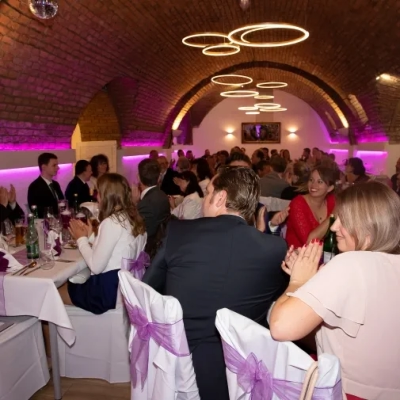 Hochzeit im Gewölbekeller des Schottenheurigen Maria Enzersdorf aufgenommen durch Fotograf aus Niederösterreich