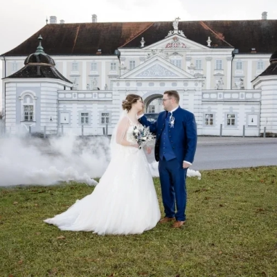 Brautpaar vor Hochzeitslocaton Stift Herzogenburg in Niederösterreich abegelichtet durch Fotograf Wedding Paradise