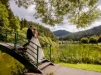 Fotograf shootet Brautpaar auf Brücke bei Teichanlage Urani in der Steiermark