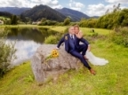 Brautpaar-Portrait von Fotograf in der Teichanlage Urani in der Steiermark