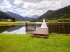 Brautpaarshooting auf Steg in der Teichanlage Urani aufgenommen durch Fotograf Wedding Paradise
