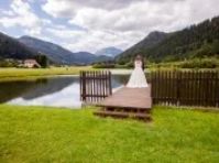Brautpaarshooting auf Steg in der Teichanlage Urani aufgenommen durch Fotograf Wedding Paradise