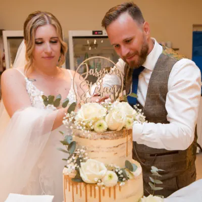 Hochzeitsfoto von Tortenanschnitt  im Boho-Chic Stil