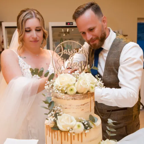 Hochzeitsfoto von Tortenanschnitt  im Boho-Chic Stil