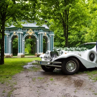 Pavillion des Schlosspark Laxenburg mit Stretch-Limousine