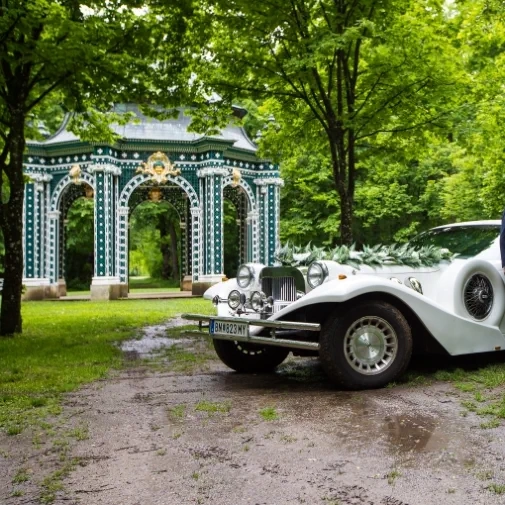 Pavillion des Schlosspark Laxenburg mit Stretch-Limousine
