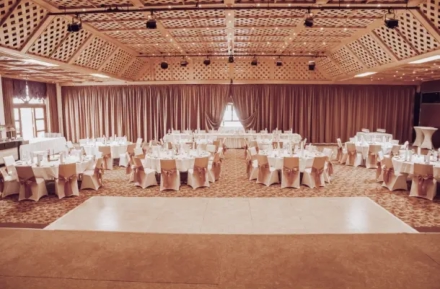Fotograf nimmt Foto im Burgenland von Seewinkelhalle der Vila Vita Pamhagen auf