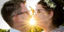 Brautpaarfoto in Golden-Hour im Weingut Hermann Moser Rohrendorf bei Krems eingefangen durch Fotograf Wedding Paradise