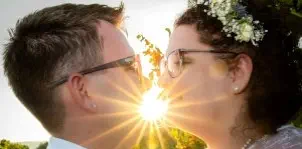 Brautpaarfoto in Golden-Hour im Weingut Hermann Moser Rohrendorf bei Krems eingefangen durch Fotograf Wedding Paradise