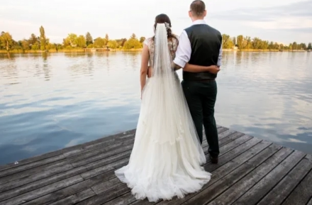 Brautpaar an der Donau in Hochzeitslocaiton Restarurant Zum Straba in Wien