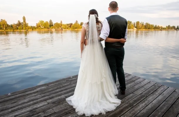 Brautpaar an der Donau in Hochzeitslocaiton Restarurant Zum Straba in Wien