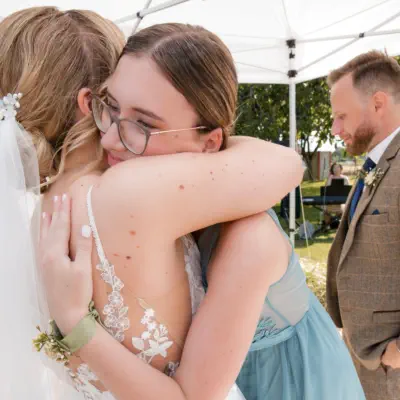 emotionales Hochzeitsfoto bei den Gratulationen im Boho-Chic Stil