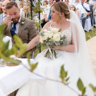 emotionales Hochzeitsfoto bei der Trauung im Boho-Chic Stil