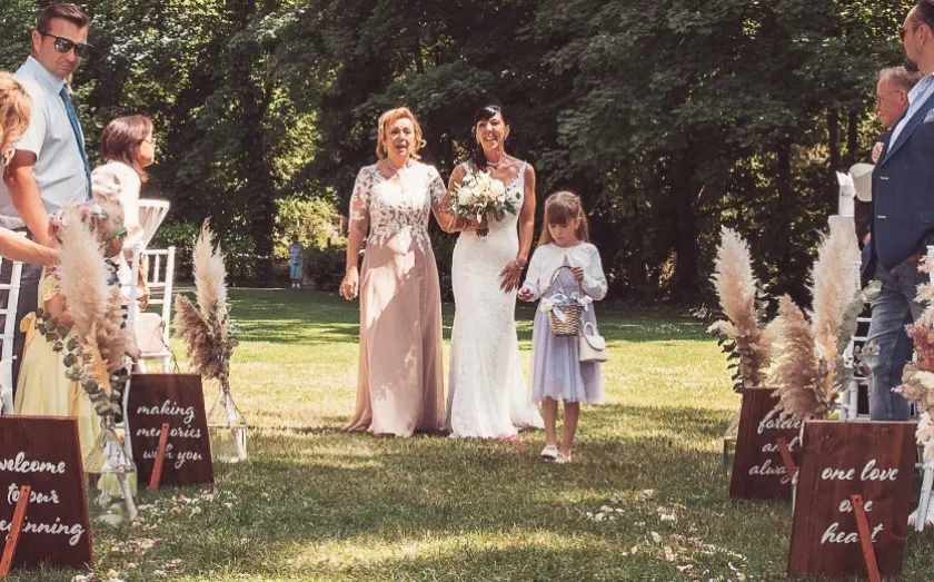 Hochzeitsfotograf mach Bild von Brauteinzugin freudiger Erregung