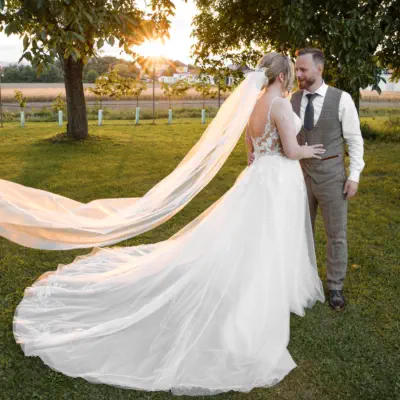 romantisches Hochzeitsfoto vom Paarshooting im Boho-Chic Stil